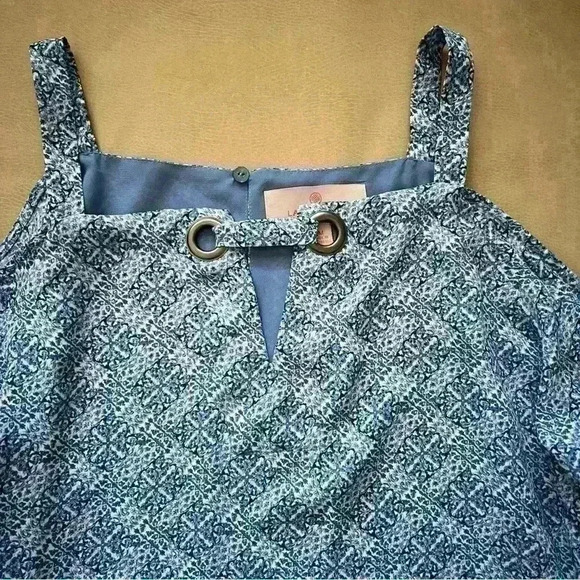 Laurie Felt Cold Shoulder Blouse Grommets and tie detail M - Picture 9 of 10